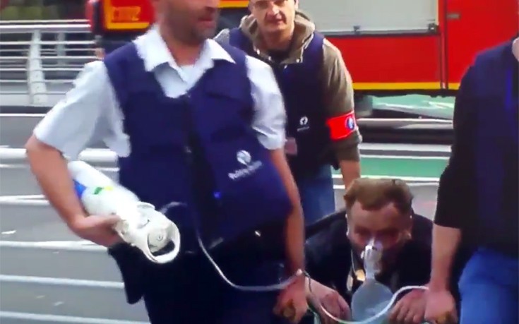 Σκηνές πανικού στις Βρυξέλλες, μεταφέρουν τους τραυματίες από τις εκρήξεις (Σκληρό βίντεο)