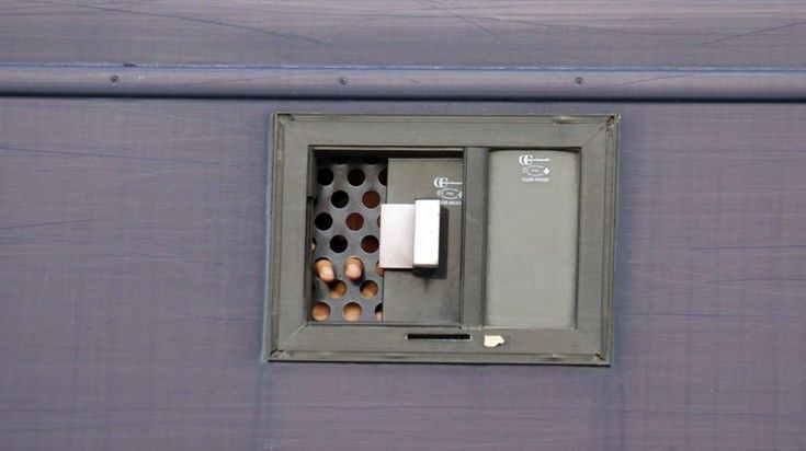 Τι λέει το υπουργείο για τις χειροπέδες στους λαθρομετανάστες