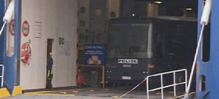 Άρχισε η λειτουργία κέντρων κράτησης λαθρομεταναστών – Με χειροπέδες μετέφεραν 150 Πακιστανούς από τη Μυτιλήνη