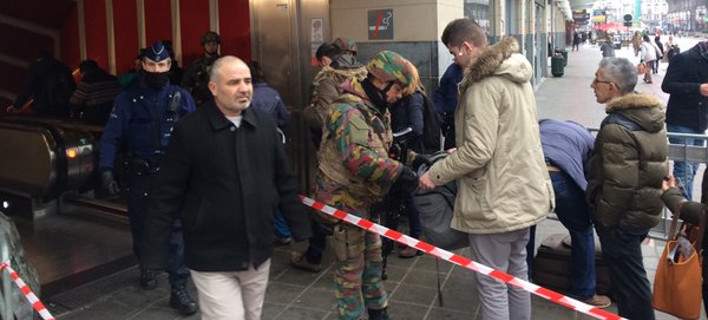 Βρυξέλλες: Ένοπλοι στρατιώτες ελέγχουν τους πάντες (φωτό)