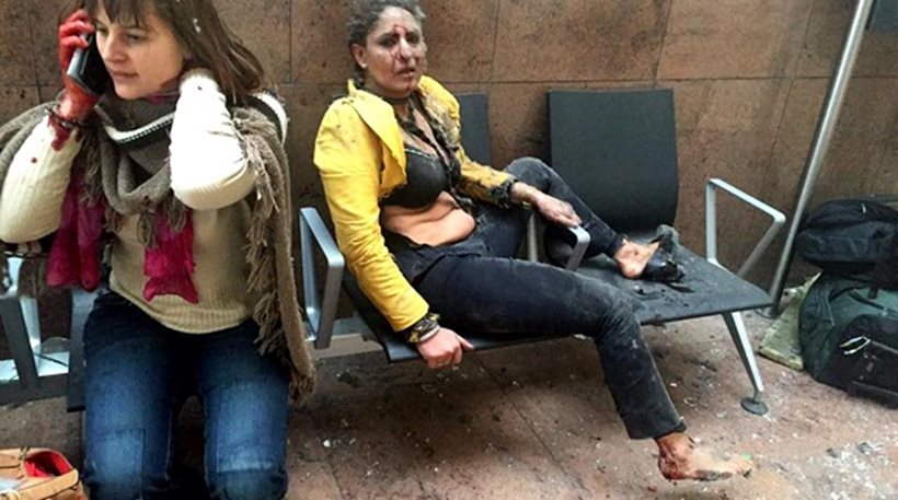 Βέλγιο: Τί λέει η δημοσιογράφος που τράβηξε τη φωτογραφία της γυναίκας με το κίτρινο σακάκι