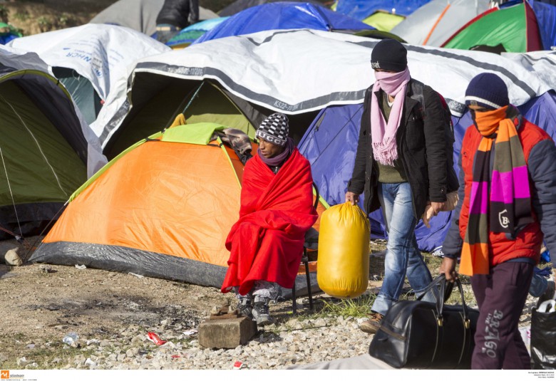 Χάος στο κέντρο της Θεσσαλονίκης- Πρόσφυγες έστησαν σκηνές στη πλατεία Αριστοτέλους (βίντεο)