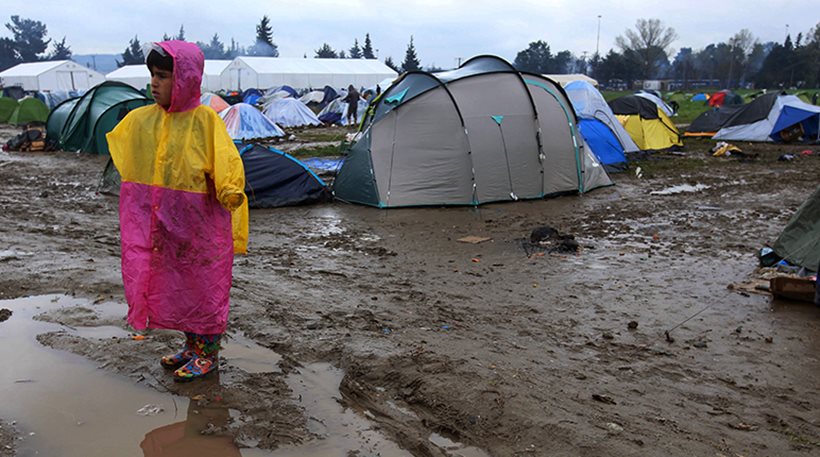 Προσπαθούν να κρατήσουν τις σκηνές στο έδαφος στην Ειδομένη λόγω των ισχυρών ανέμων