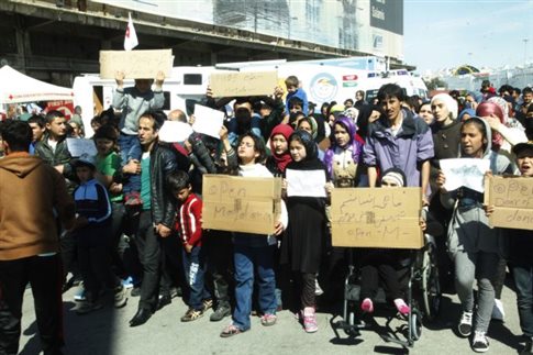 Θεσσαλονίκη: Πρόσφυγες και λάθρο συνεχίζουν τη διαμαρτυρία στο άγαλμα του Βενιζέλου