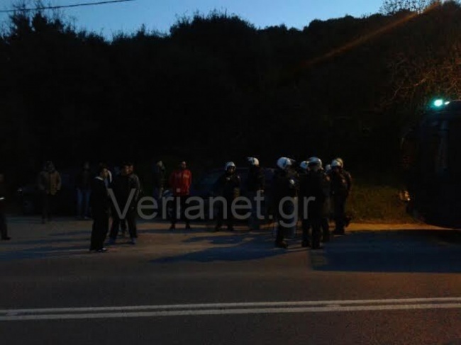 Eπεισόδια στην Βέροια – Βουλευτής ΣΥΡΙΖΑ: “Μόνο 400 πρόσφυγες θα σας φέρουμε μην ανησυχείτε”! (βίντεο)