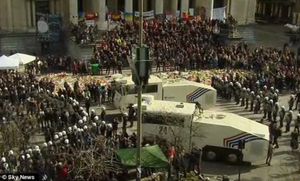 Βρυξέλλες: Σοβαρά επεισόδια σημειώθηκαν μεταξύ εθνικιστών και αστυνομίας [βίντεο] [upd]