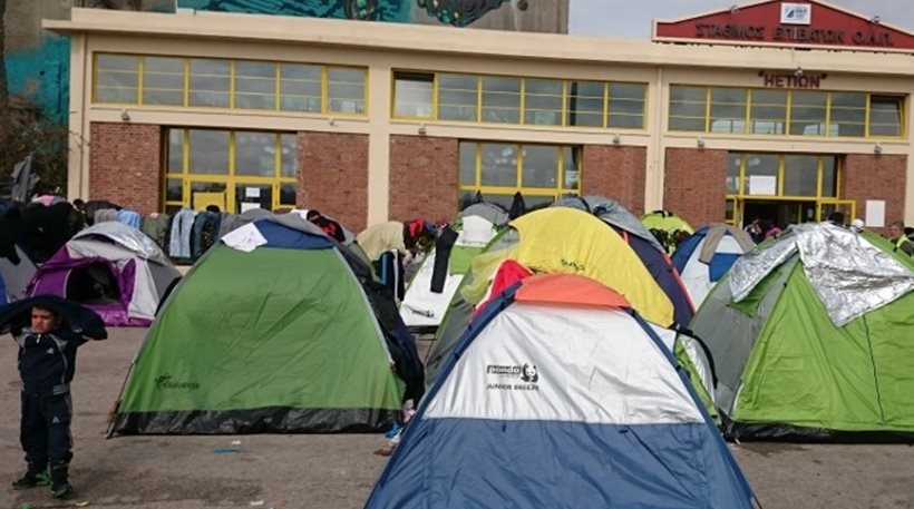 Μικρή “Ειδομένη” όπου “θερίζουν” οι ασθένειες το λιμάνι του Πειραιά- Στη βροχή 5.500 πρόσφυγες και λαθρομετανάστες (βίντεο)