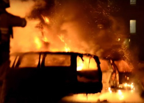 Φωτιές, μολότοφ και ξύλο για δεύτερη νύχτα στην Στοκχόλμη, σε προάστιο που μένουν λαθρομετανάστες (βίντεο)