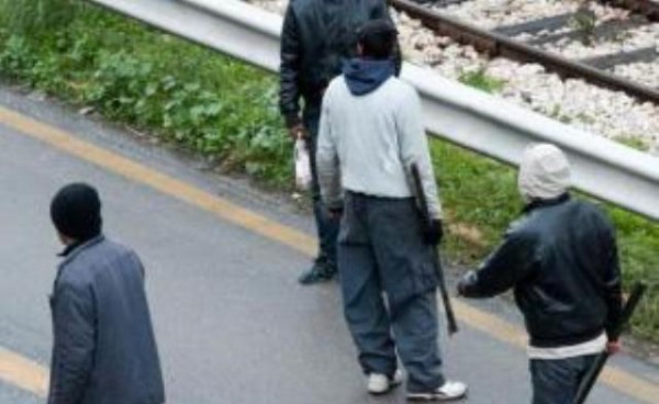 Πάτρα: Ομάδα 16 Αφγανών με μαχαίρια επιτέθηκε σε 2 αλλοδαπούς