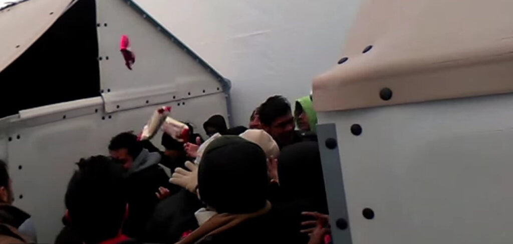 Λάρισα: Εικόνες ντροπής από τη διανομή τροφίμων στον προσφυγικό καταυλισμό [φωτό, βίντεο]