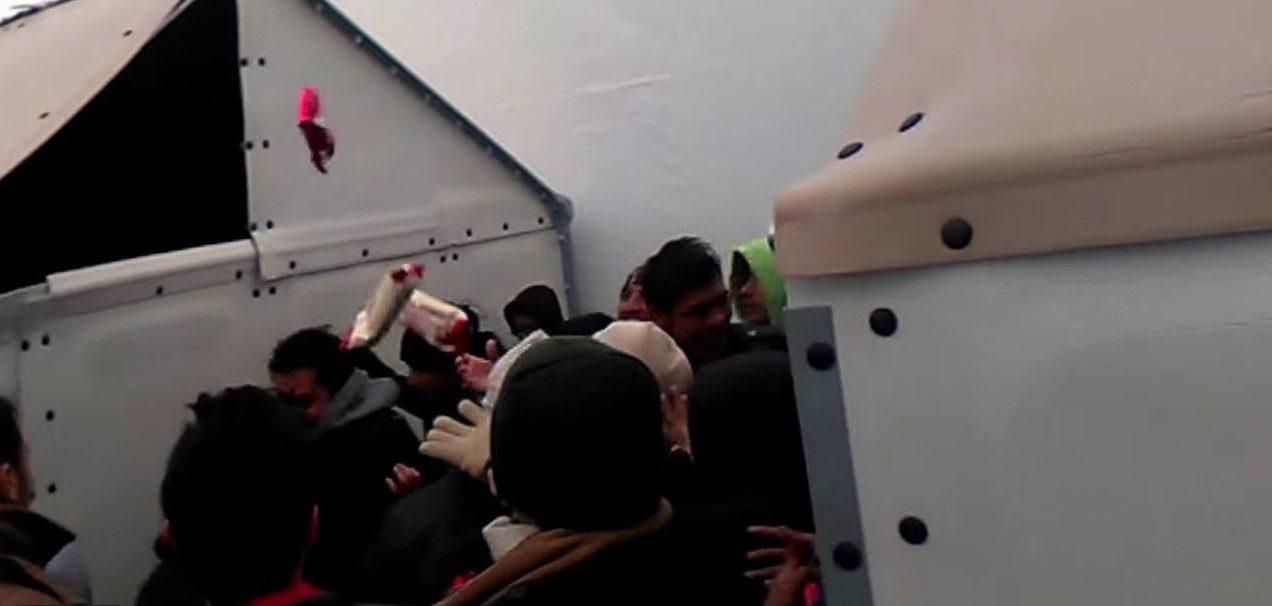 Λάρισα: Εικόνες ντροπής από τη διανομή τροφίμων στον προσφυγικό καταυλισμό [φωτό, βίντεο]