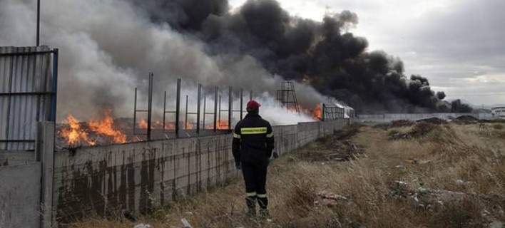 Συναγερμός στον Ασπρόπυργο: Μεγάλη φωτιά σε βιομηχανία χρωμάτων (vid) (upd)