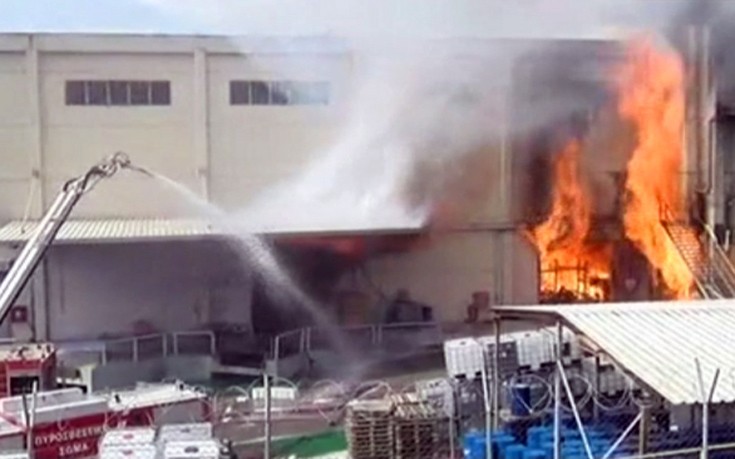 Ανεξέλεγκτη παραμένει η φωτιά στο εργοστάσιο στον Ασπρόπυργο- Δείτε φωτογραφίες (upd)