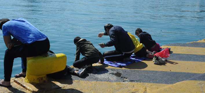 Πρόσφυγες ψαρεύουν στο λιμάνι του Πειραιά (φωτό)
