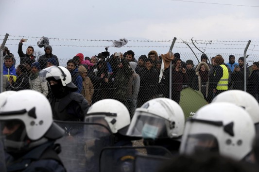 Επεισόδια στην Ειδομένη: Πετροπόλεμος και ένταση στη σιδηροδρομική γραμμή (φωτό)