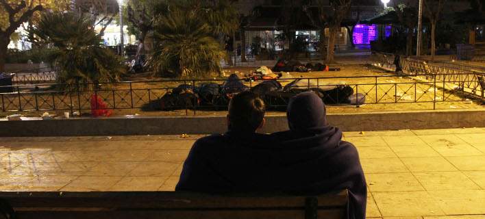 WSJ: “Πλατεία Βικτωρίας και Πειραιάς έχουν μετατραπεί σε κέντρα λαθροδιακίνησης”