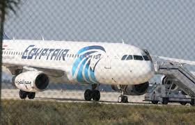 Θρίλερ στη Κύπρο: Η αστυνομία ετοιμάζεται για επιχείρηση στο αεροσκάφος- Ο δράστης κρατάει ακόμα 7 ομήρους (upd)