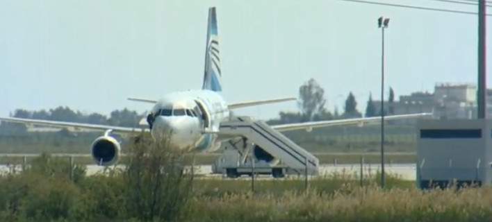 Όμηρος πήδηξε από παράθυρο του πιλοτηρίου από το αεροπλάνο στη Λάρνακα (φωτό & βίντεο)