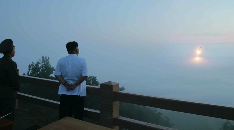 Πύραυλο μικρού βεληνεκούς εκτόξευσε η Βόρεια Κορέα πάνω από τη θάλασσα