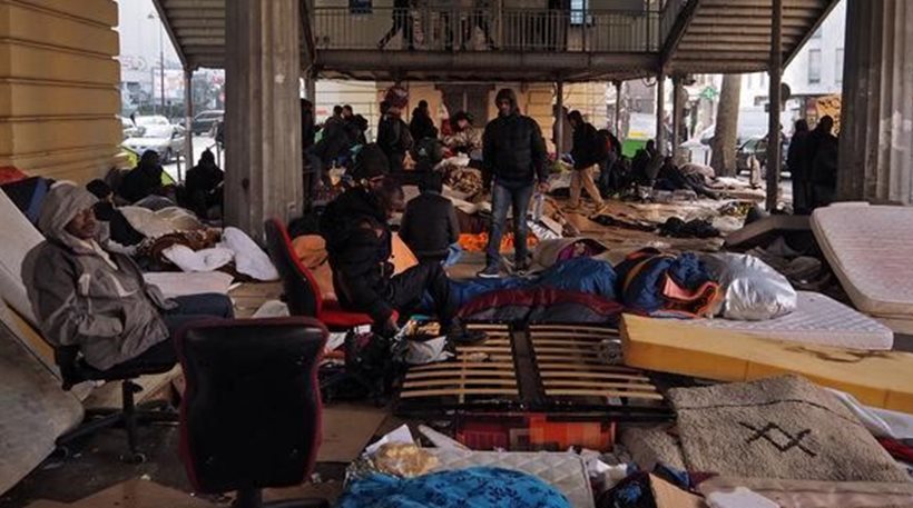 Οι γαλλικές Αρχές εκκένωσαν καταυλισμό χιλίων λαθρομεταναστών στο Καλαί