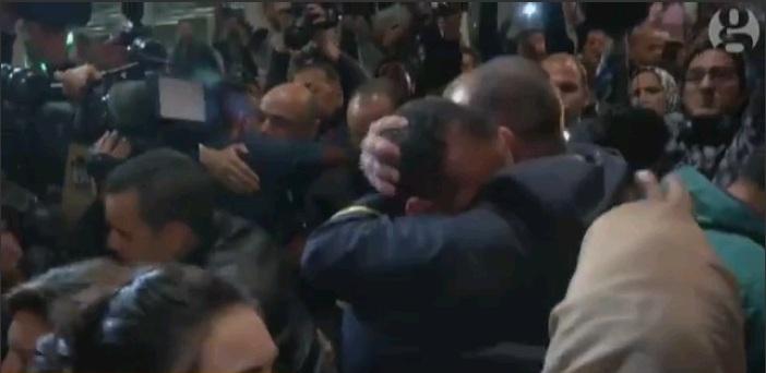 Η στιγμή που τα θύματα της αεροπειρατείας «πέφτουν» στην αγκαλιά των δικών τους στο Κάιρο (βίντεο)