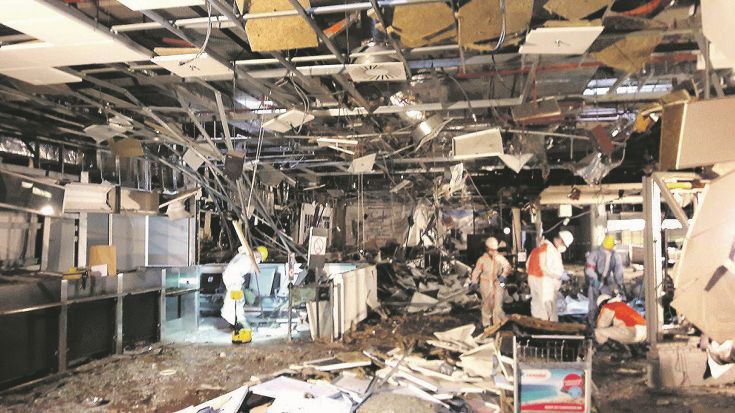 Πεδίο πολέμου θυμίζει το εσωτερικό του αεροδρομίου των Βρυξελλών (φωτό)