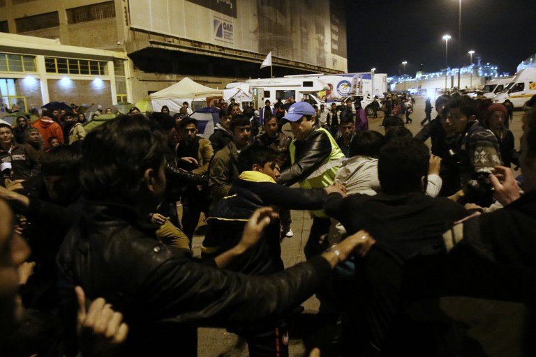 H oλονύχτια συμπλοκή λαθρομεταναστών στο λιμάνι του Πειραιά (φωτό,vid)