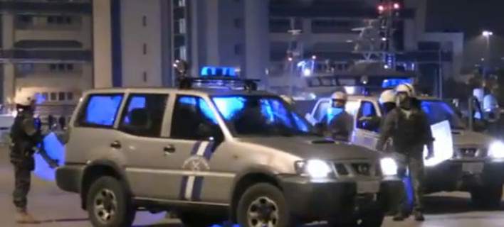 «Αμεση η παρέμβαση μας», λέει το Λιμενικό για τα χθεσινοβραδινά επεισόδια στον Πειραιά