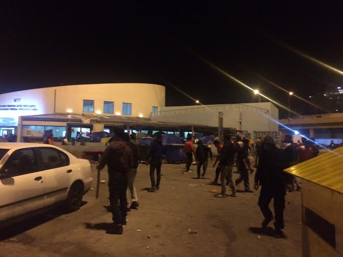 Νύχτα τρόμου στον Πειραιά: Τουλάχιστον 7 τραυματίες από μάχες Σύρων και Αφγανών (φωτό & βίντεο)