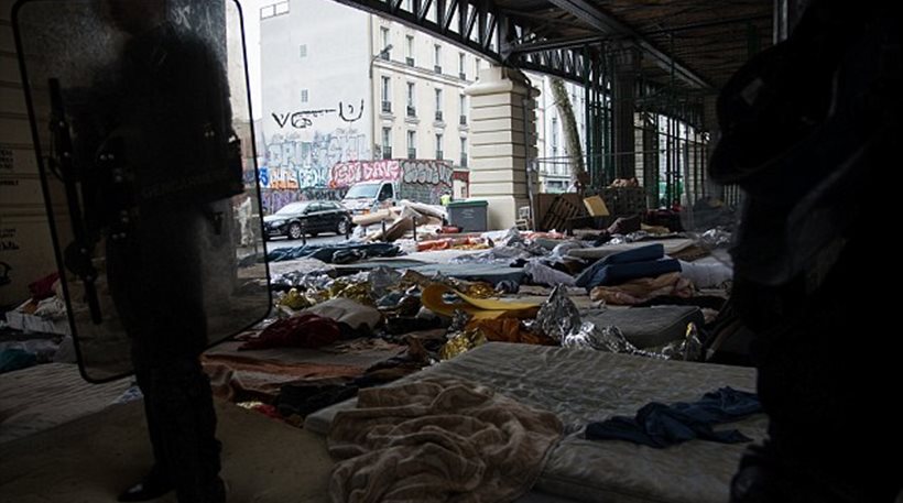 Aστυνομικοί ξήλωσαν την «φαβέλα» των λαθρομεταναστών στο Παρίσι (φωτό)