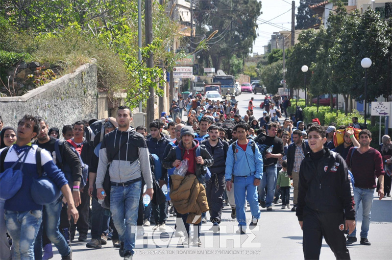 Χίος: 500 πρόσφυγες-λάθρο που έσπασαν τα συρματοπλέγματα πάνε στο λιμάνι (vid)