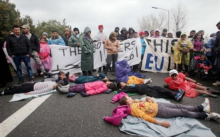 Καθιστική διαμαρτυρία προσφύγων-λάθρο στην εθνική οδό Θεσσαλονίκης – Ευζώνων