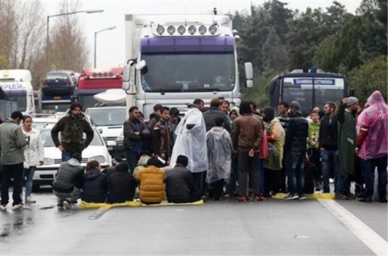 Για ακόμη μια φορά οι πρόσφυγες και λάθρο κλείνουν τους δρόμους – Κλειστή η Εθνική οδός Θεσσαλονίκης – Ευζώνων
