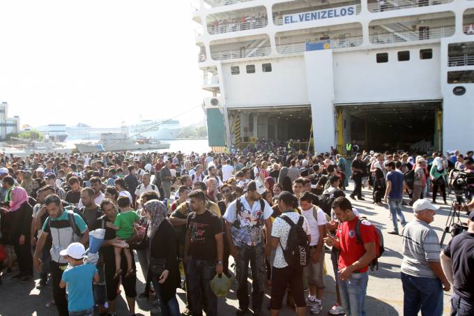 Αρνούνται οι πρόσφυγες και οι λαθρο να φύγουν από τον Πειραιά – Φοβούνται εγκλωβισμό τους στα Κέντρα Φιλοξενίας [φωτό, πίνακες]