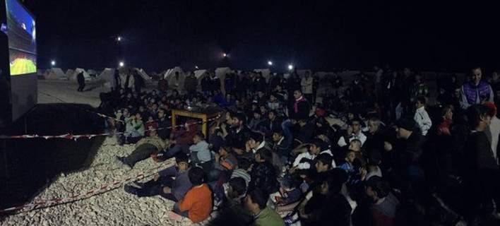 Οι πρόσφυγες-λάθρο στον Κάτσικα Ιωαννίνων βλέπουν το Μπαρτσελόνα – Ρεάλ Μαδρίτης