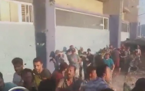 «Βομβαρδιμένο» τοπίο μοιάζει το hot spot της Χίου μετά τα χθεσινά  επεισόδια [φωτό]