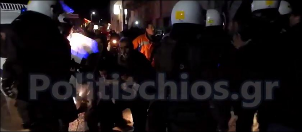 Ανηλεής ξυλοδαρμός από τα ΜΑΤ πολιτών της Χίου που διαμαρτύρονταν για το hot spot που έστησε το ΥΠΕΘΑ (βίντεο)