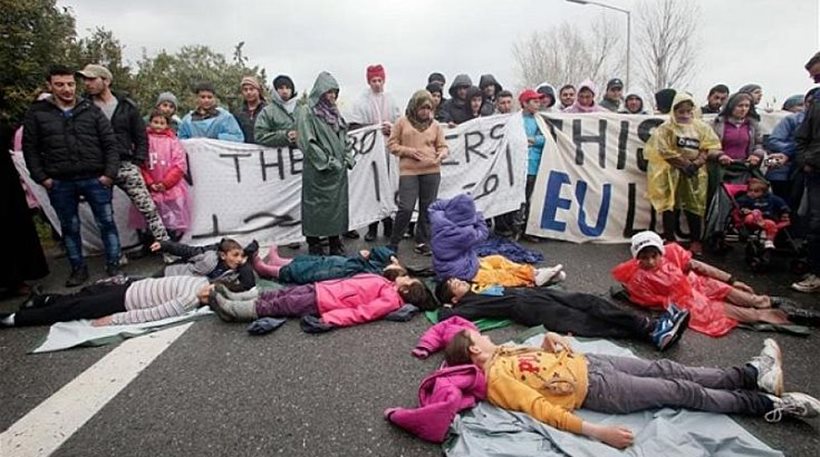 Παραμένουν στην εθνική οδό Θεσσαλονίκης– Ευζώνων οι πρόσφυγες- Δεν επιτρέπουν τη διέλευση φορτηγών