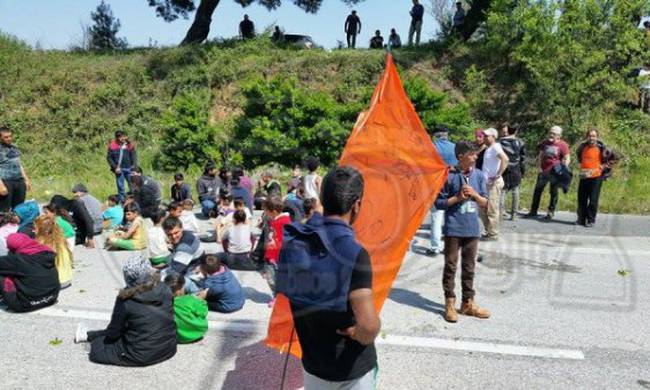 Επεισόδιο ξέσπασε μεταξύ οδηγού και προσφύγων – λάθρο στο μπλόκο της Ε.Ο. Θεσσαλονίκης – Ευζώνων