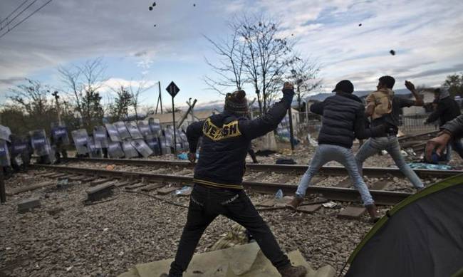Εκτός ελέγχου η κατάσταση στην Ειδομένη: Πρόσφυγες και λάθρο προχωρούν σε λεηλασίες – Επίσκεψη του Τούρκου προξένου στην περιοχή