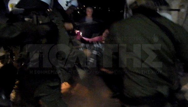 Τα ΜΑΤ αντί να μας προστατεύσουν μας έστειλαν στο νοσοκομείο, λέει κάτοικος της Χίου