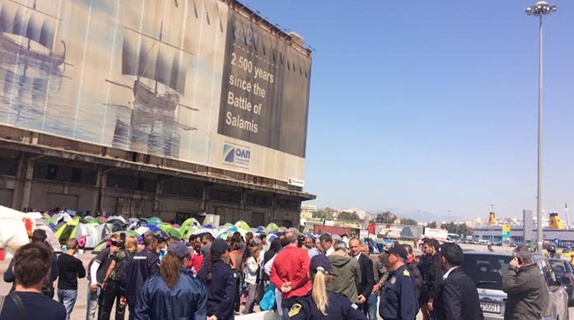 «Μέλη» ΜΚΟ «μπλοκάρουν» τη διαδικασία- Αποτρέπουν πρόσφυγες και λαθρομετανάστες να φύγουν από τον Πειραιά (βίντεο)