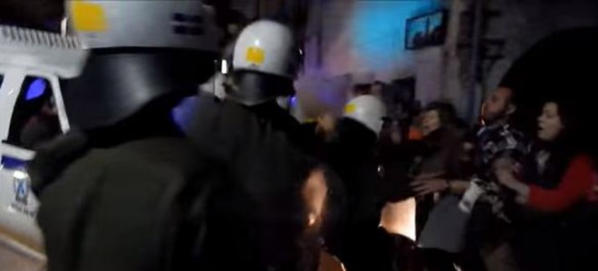 Σοβαρά επεισόδια στη Χίο μεταξύ κατοίκων και ΜΑΤ – Τρεις τραυματίες (βίντεο)