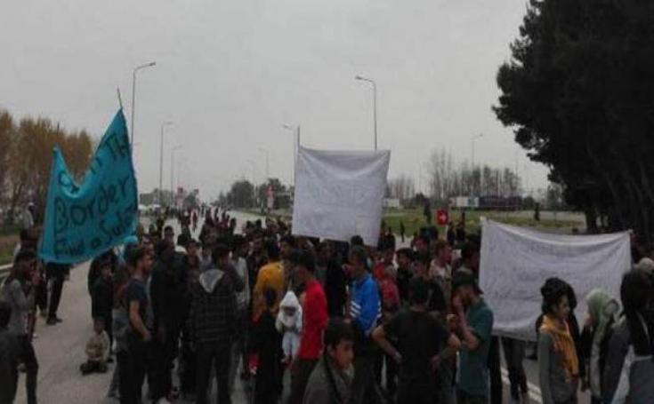 Πρόσφυγες κρατούν κλειστή την Εθνική Οδό Θεσσαλονίκης – Ευζώνων