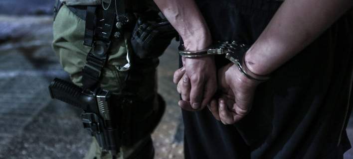 Χειροπέδες σε τέσσερις ειδικούς φρουρούς για διακίνηση όπλων