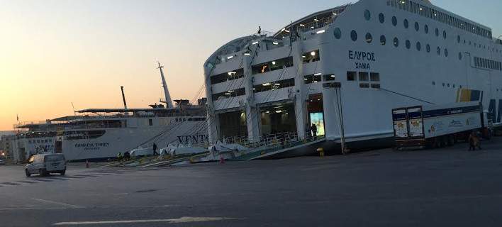 4 νταλίκες γεμάτες τρόφιμα και ρούχα για τους πρόσφυγες έστειλε η Κρήτη (φωτό)