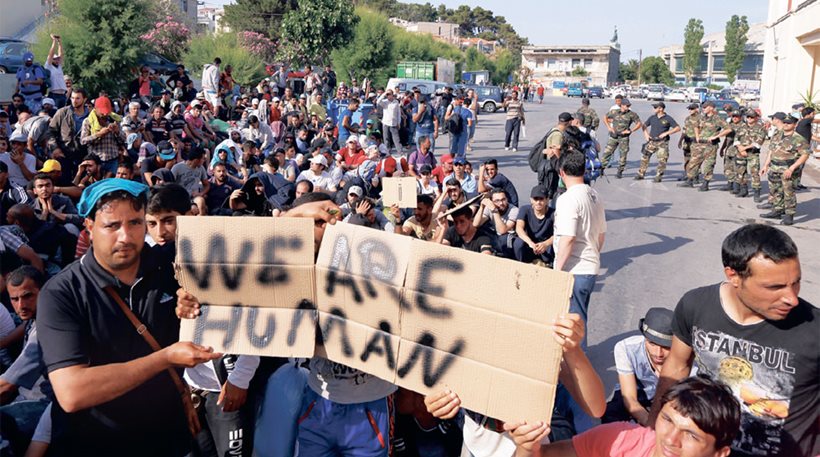 Καθιστική διαμαρτυρία προσφύγων στην είσοδο του hots pot στη Μόρια