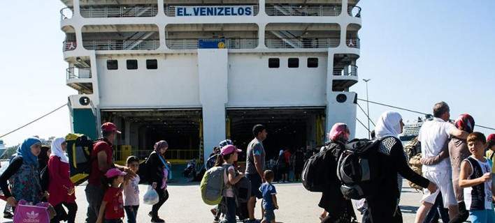 Αυτό το χαρτί μοιράζουν σε πρόσφυγες και λαθρομετανάστες και δεν φεύγει κανείς από τον Πειραιά (φωτό)