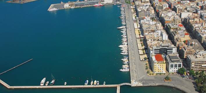 Μεταφέρουν λυόμενα για τους πρόσφυγες από το λιμάνι του Βόλου στον Πειραιά