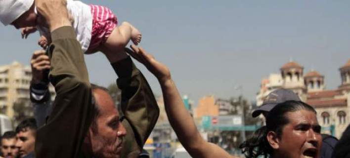 Η κυβέρνηση διέταξε έρευνα για το επεισόδιο με το μωρό στο λιμάνι του Πειραιά